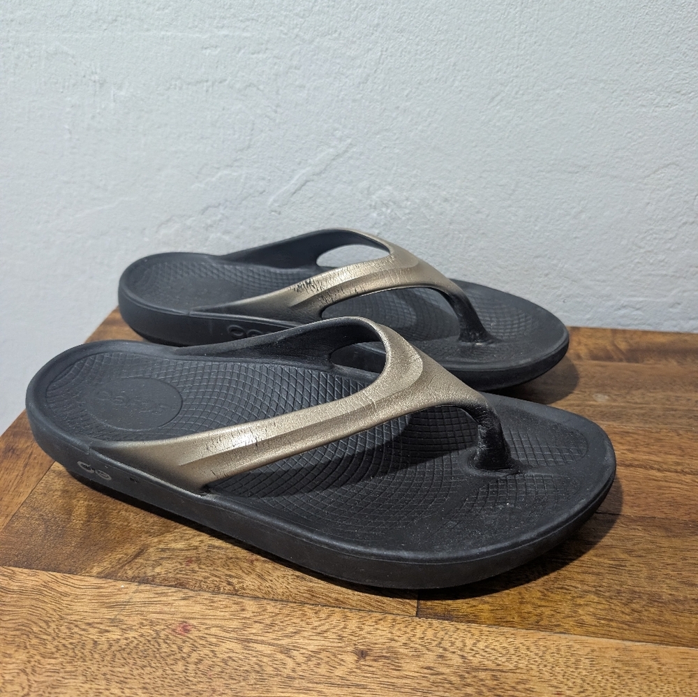 OOFOS OOlala Luxe Recovery Sandal Women’s Size 9 Black/Latte